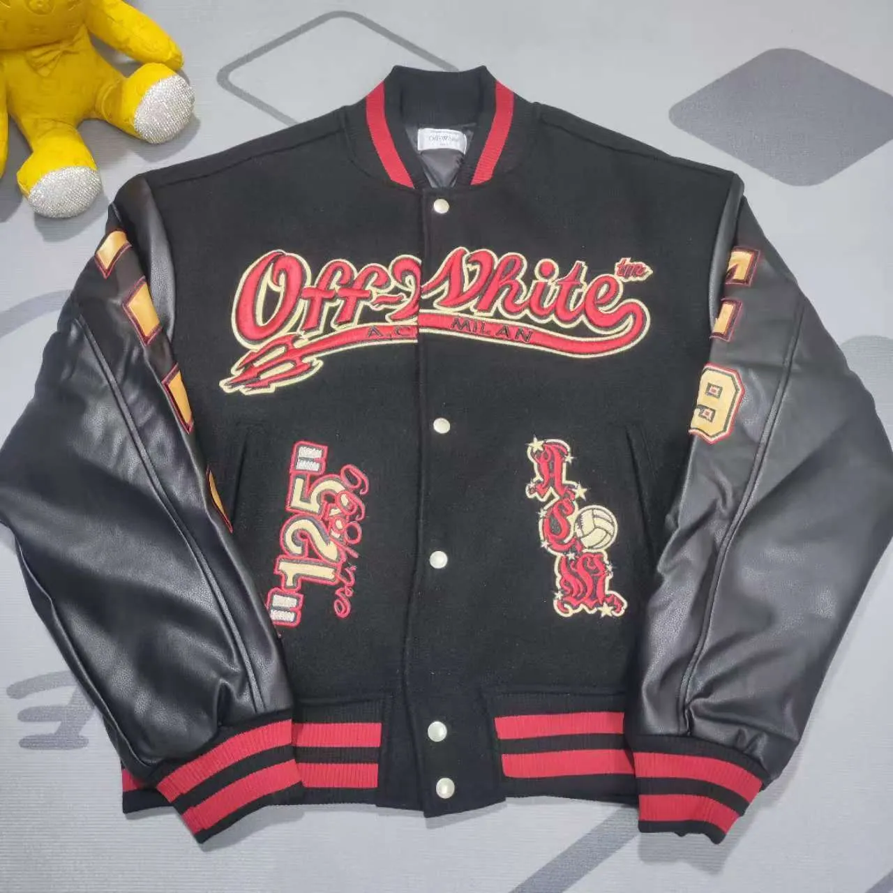 The top version of OW co-branded AC American retro loose embroidered baseball jersey motorcycle racing suit jacket couple VINTAGE jacket original packaging and original label 🔍 A full set of accessories are customized. Packaging elevators are all purchased from the original factory. All hardware parts are molded and customized. The color components of the fabric are restored one to one. The fabric composition is %65 wool, %15 natural silk, %10 spandex, %10 velvet and mixed custom-woven, with a total weight of more than 900 grams! And the most important thing is its color fastness, it will never fade! -The embroidery uses an imported towel embroidery machine. Each pattern is first embroidered on the fabric, and then engraved with an infrared laser, and then fixed with a sewing machine. The whole garment is labeled in many places, one is flat embroidered, and the large pattern on the back is directly embroidered on it. This dress has 4 different embroidery techniques⚠ -The sleeves are all made of two-layer pebbled fabric, which is processed, shaped, colored, washed, and the texture retains the original grain structure! Thick, plump and round! -The processing technology is extremely complex, the pieces are neatly spliced ​​and aligned, and the entire garment has precise wiring density. Gender-neutral style. Loose version. Self-conscious quality control. Details determine success or failure. Size: S M L XL P: 680